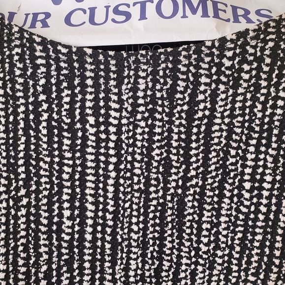 Ladies pullover dress, black & white, large, pockets, perfect condition. - Picture 3 of 10